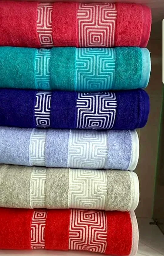 Premium jacquard towel with woven pattern detail